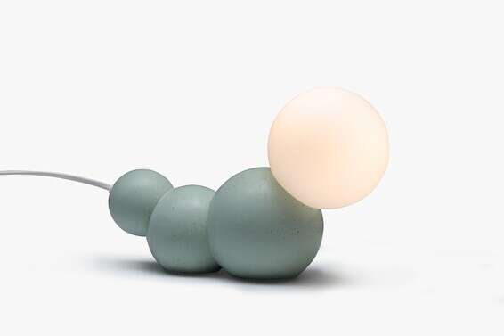 מנורת זחל שולחנית, בצבעוניות פסטלית, דרור כספי //צילום: ערן תורג'מן